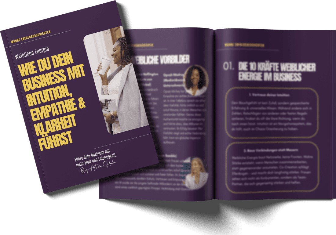 Das aufgeschlagene Workbook „Wie du dein Business mit Intuition, Empathie & Klarheit führst"
